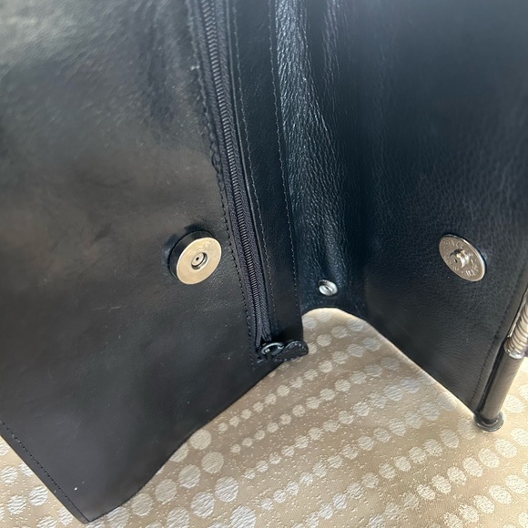 Brighton Clutch and Crossbody Bag -
Elegant Black Crocodile-Embossed leather - Picture 9 of 10